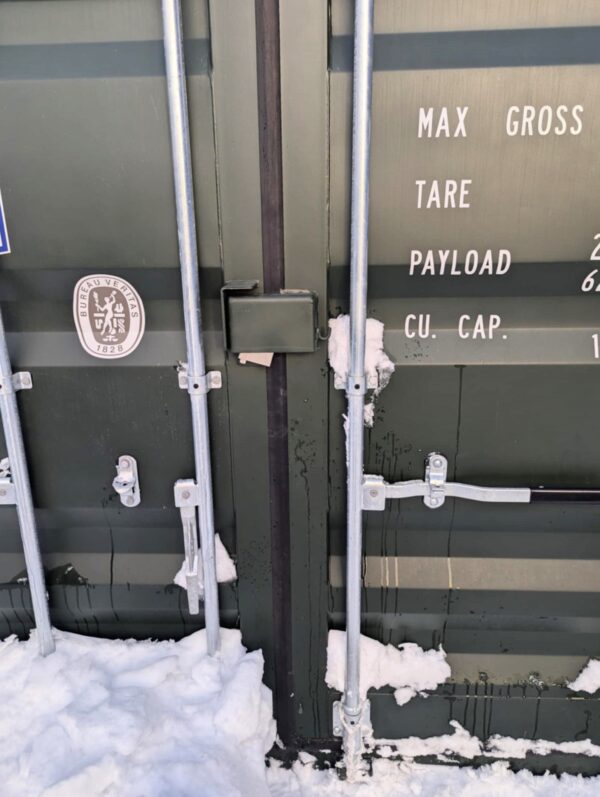 Lockable shipping container