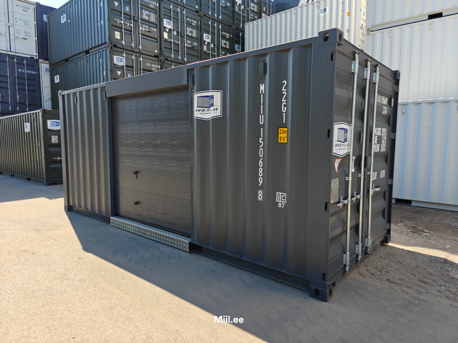 20DD Storage container with a roller door on the side MIIU1506898